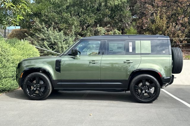 New 2026 Woolstone Green Land Rover X-Dynamic SE image 2