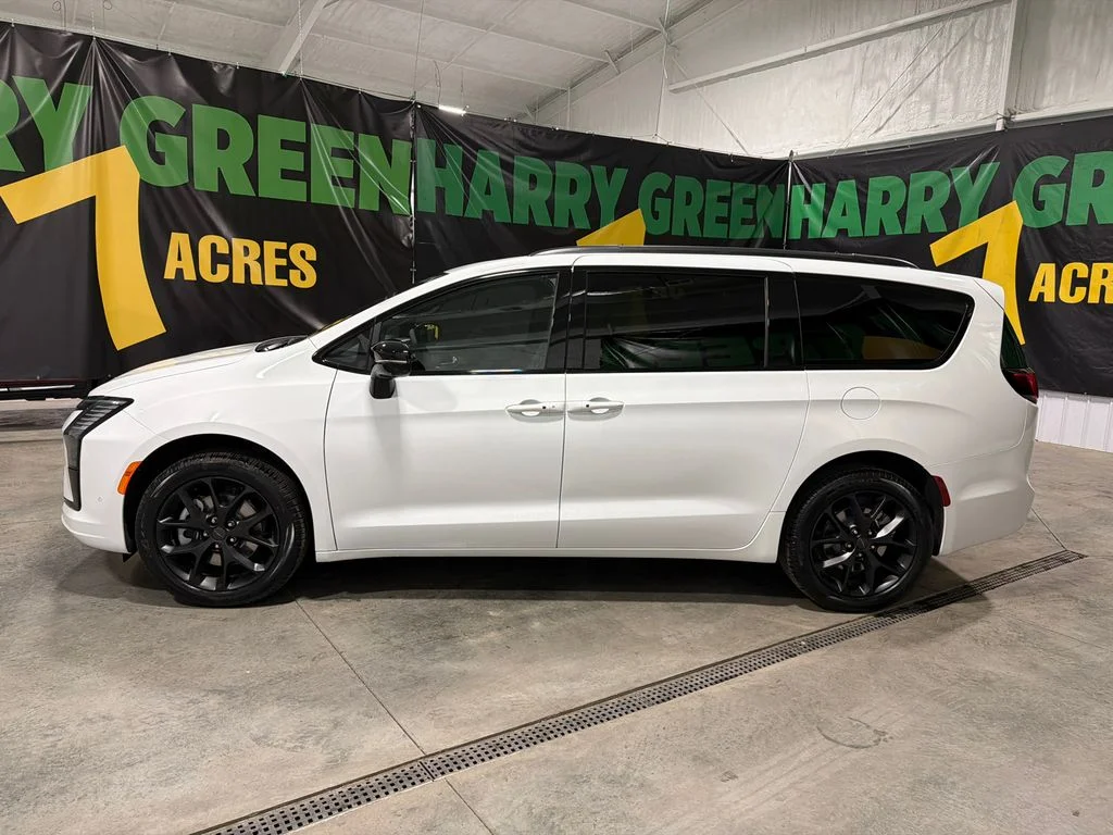 New 2027 Bright White Clear-Coat Exterior Paint Chrysler Limited image 3