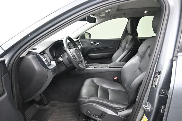 Used 2019 Grey Volvo Momentum image 10