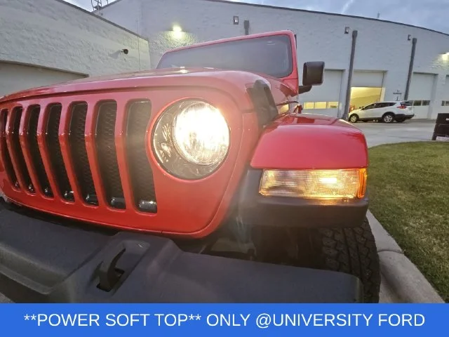 Used 2023 Red Jeep Altitude image 28