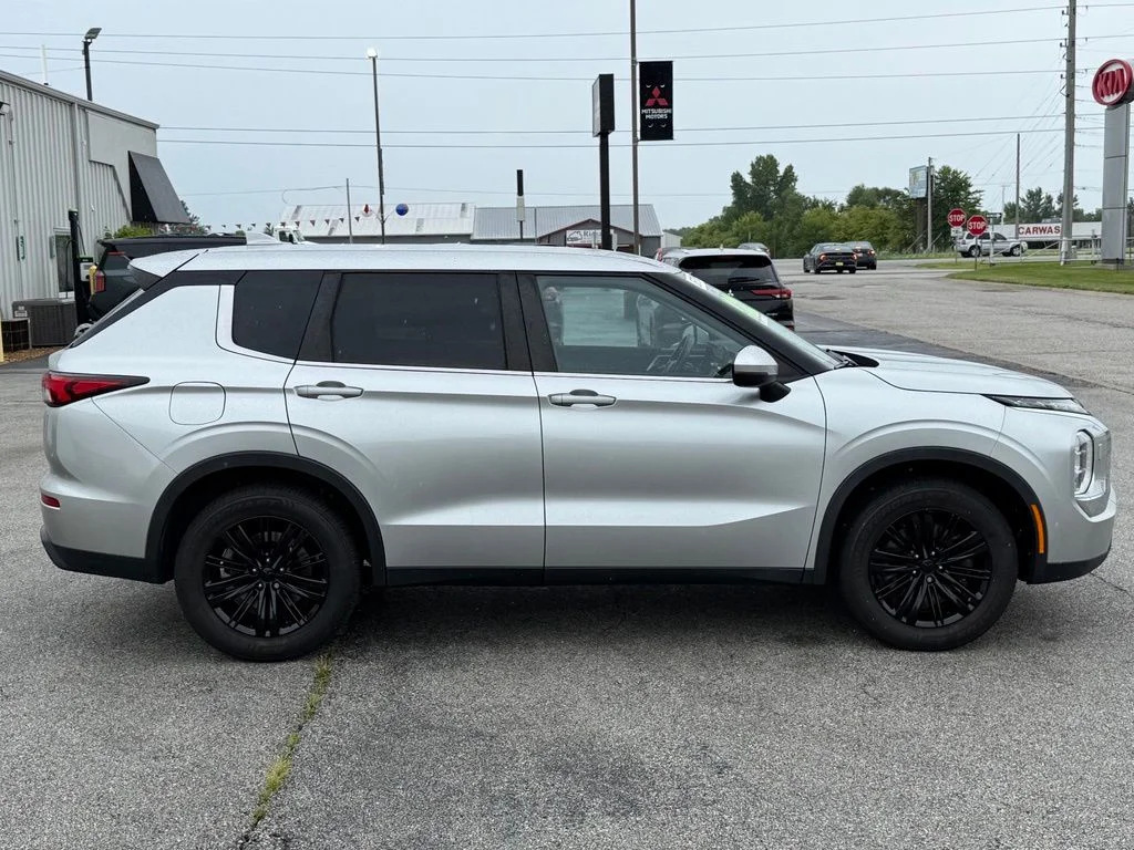 Used 2022  Mitsubishi ES image 8