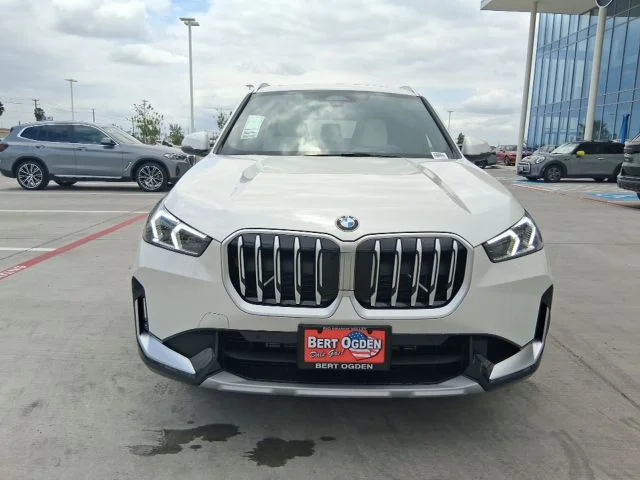 New 2026 Mineral White Metallic BMW xDrive28i image 2