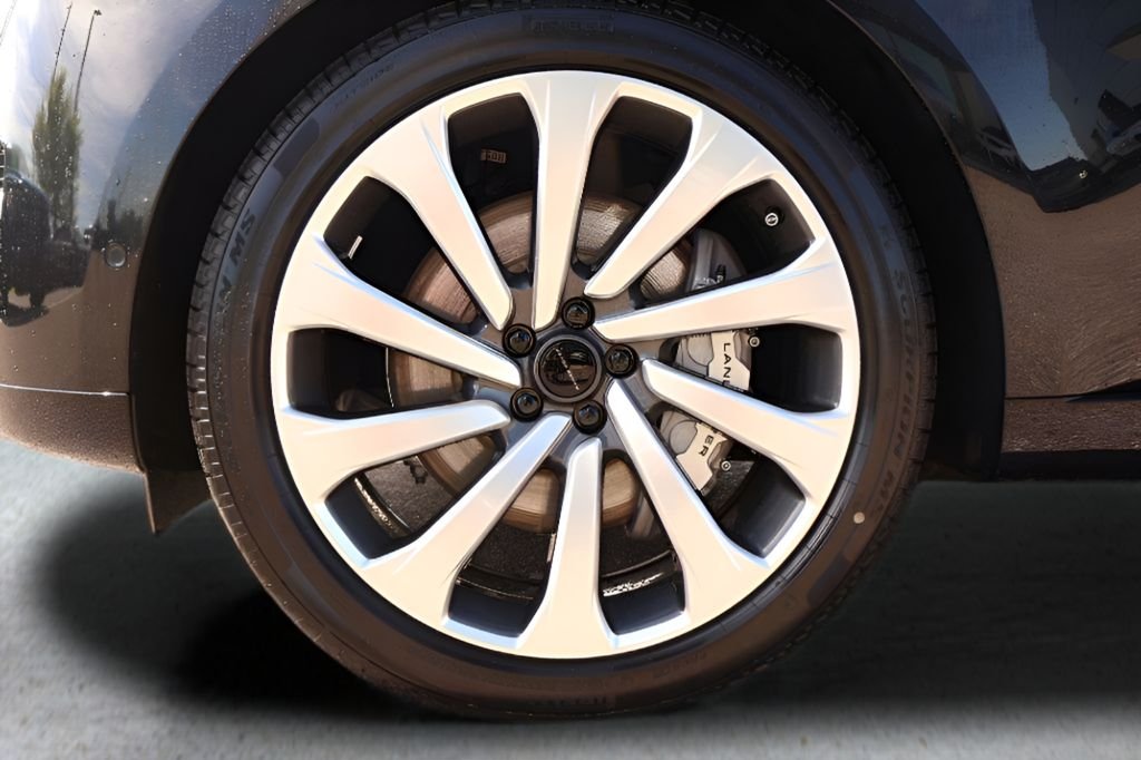 New 2026 Santorini Black Land Rover SE image 28