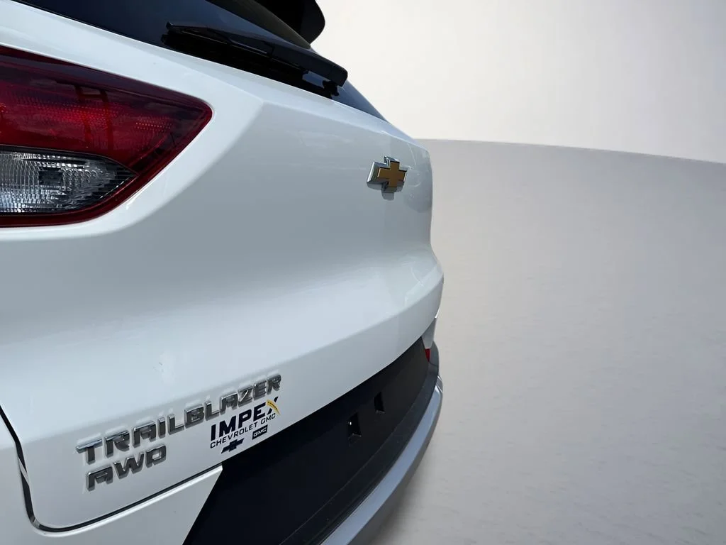 Used 2025 Summit White Chevrolet LT image 29