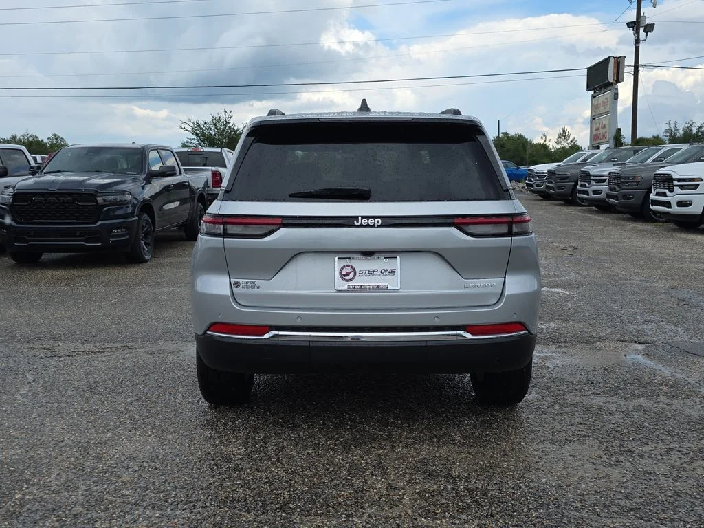 New 2026 Silver Zynith Exterior Paint Jeep Laredo X image 5