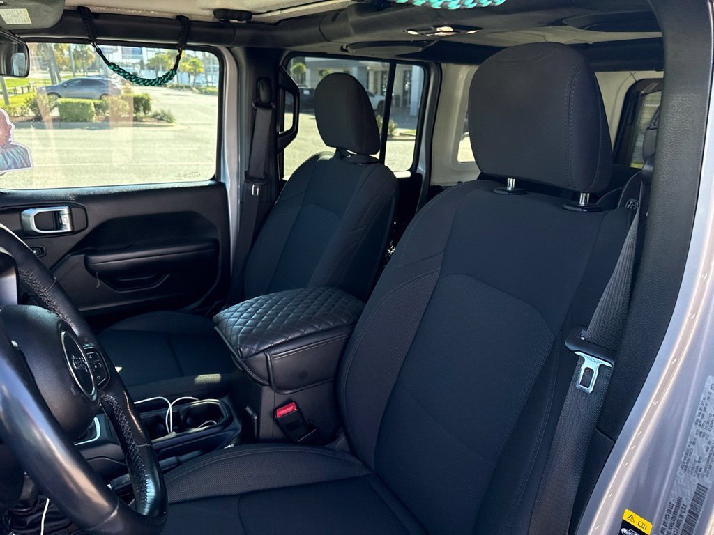 Used 2021 Silver Jeep Unlimited Sport S image 4
