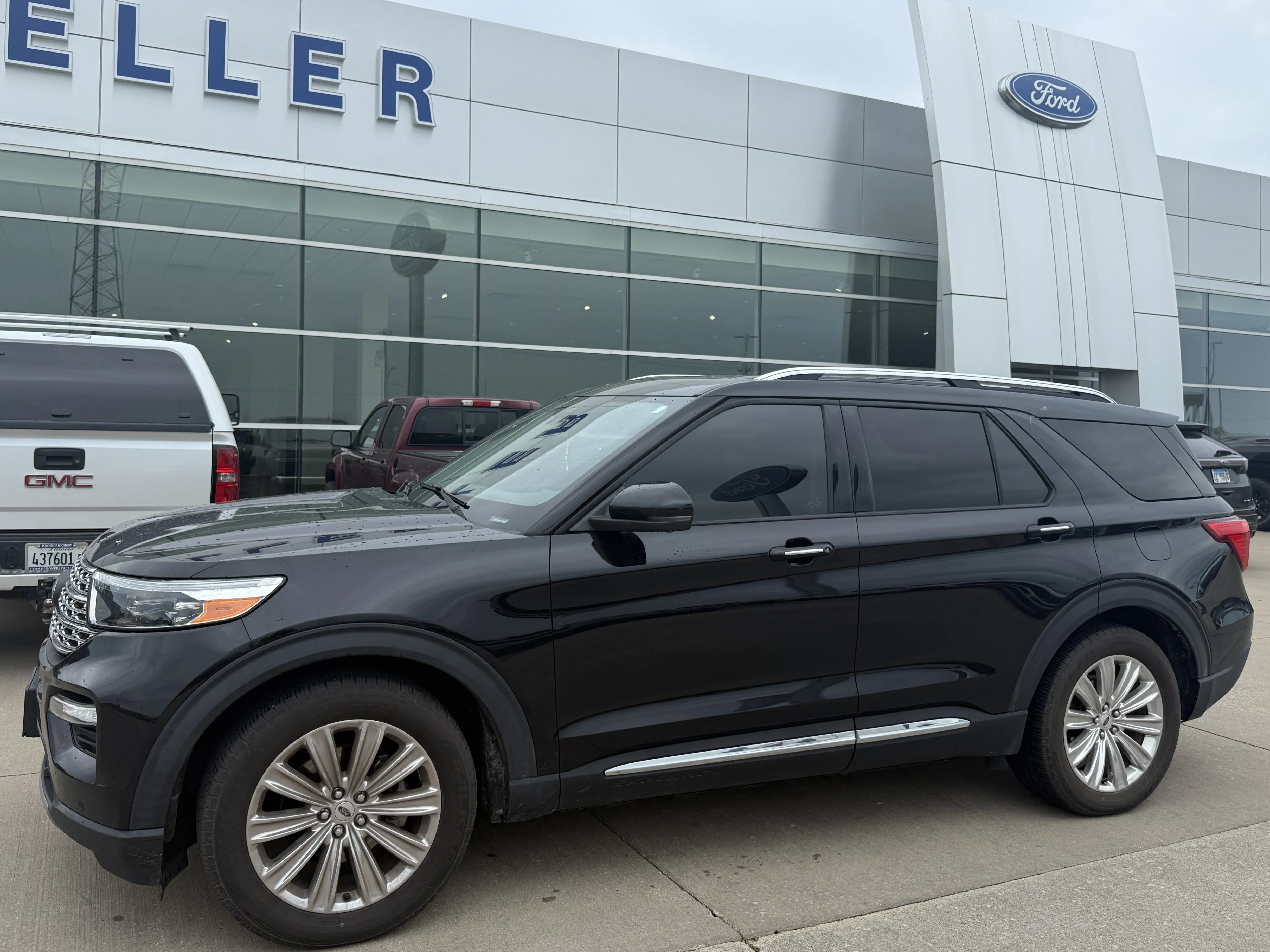 Used 2020 Black Metallic Ford Limited image 3