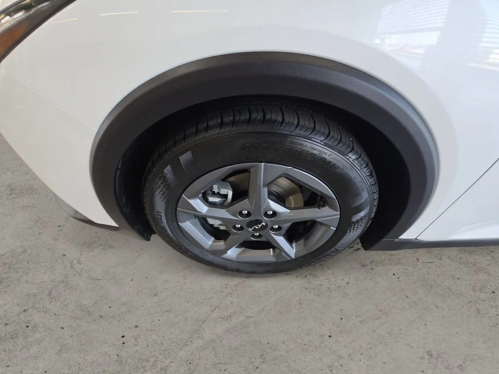 Used 2025 White Kia LXS image 9