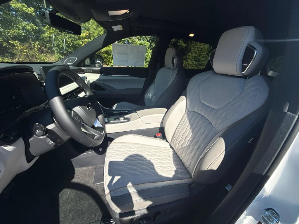 New 2027 2T RAD WHT INFINITI Autograph AWD image 11