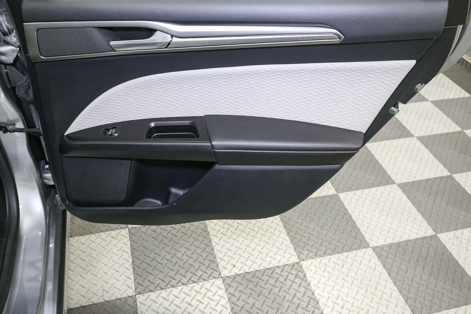 Used 2020 Iconic Silver Ford SE image 20