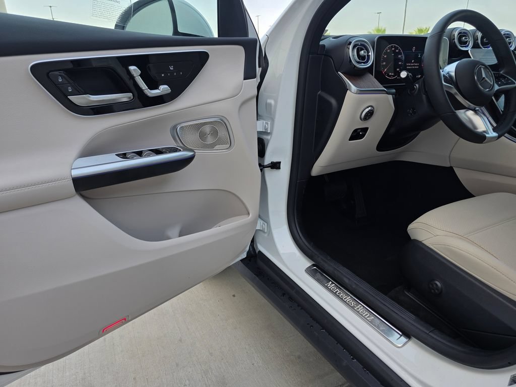 New 2026 Polar White Mercedes-Benz GLC 300 image 42