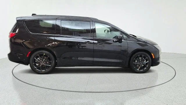 New 2027 Diamond Black Crystal Pearl-Coat Paint Chrysler Limited image 13