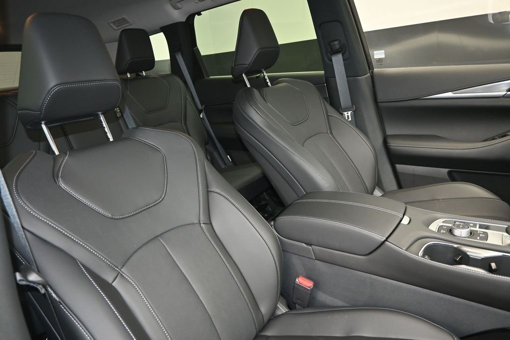 New 2026 RADIANT WHITE INFINITI Luxe FWD image 25