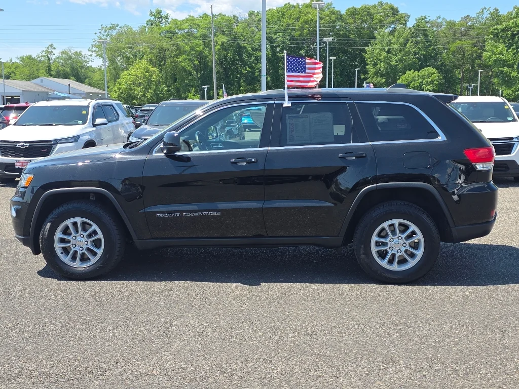 Used 2018 Diamond Black Crystal Pearlcoat Jeep Laredo E image 12