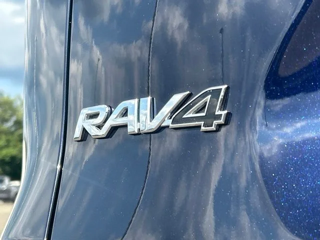 Used 2020  Toyota XLE image 5