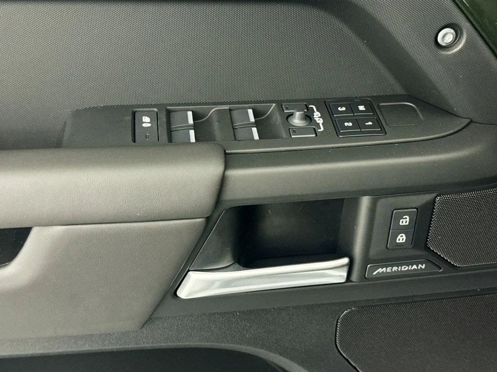 New 2026 Woolstone Green Land Rover S image 17