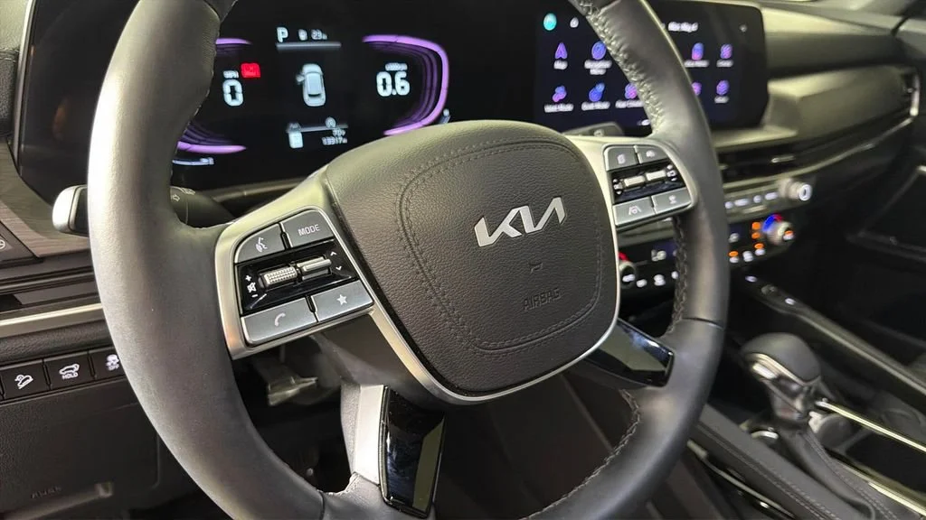 Used 2025 White Kia EX X-Line image 24