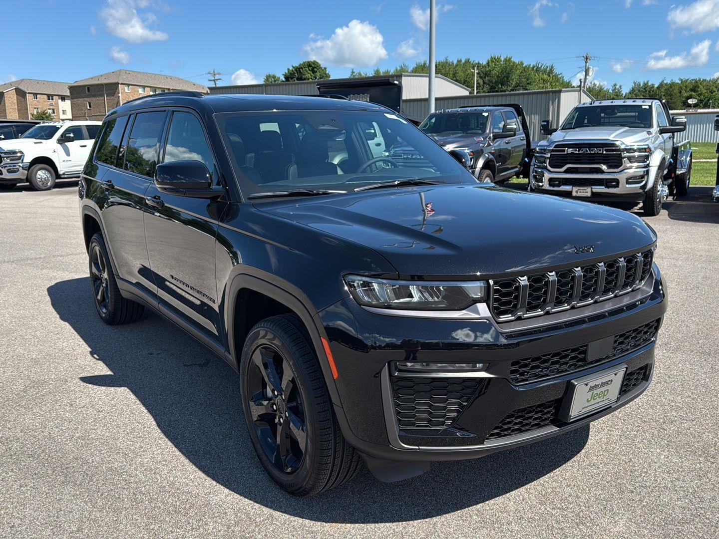 New 2026 Diamond Black Crystal Pearl-Coat Exterior Paint Jeep Limited image 2