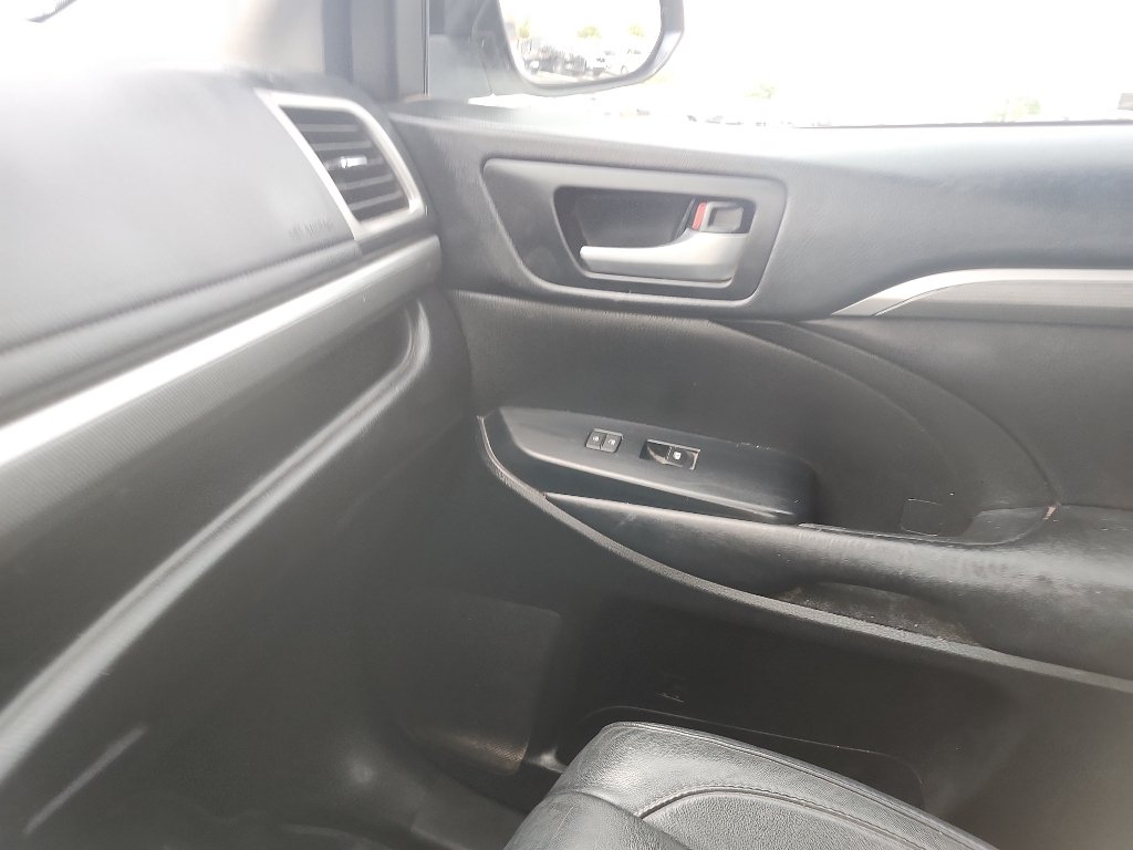Used 2018 Blizzard Pearl Toyota SE image 29