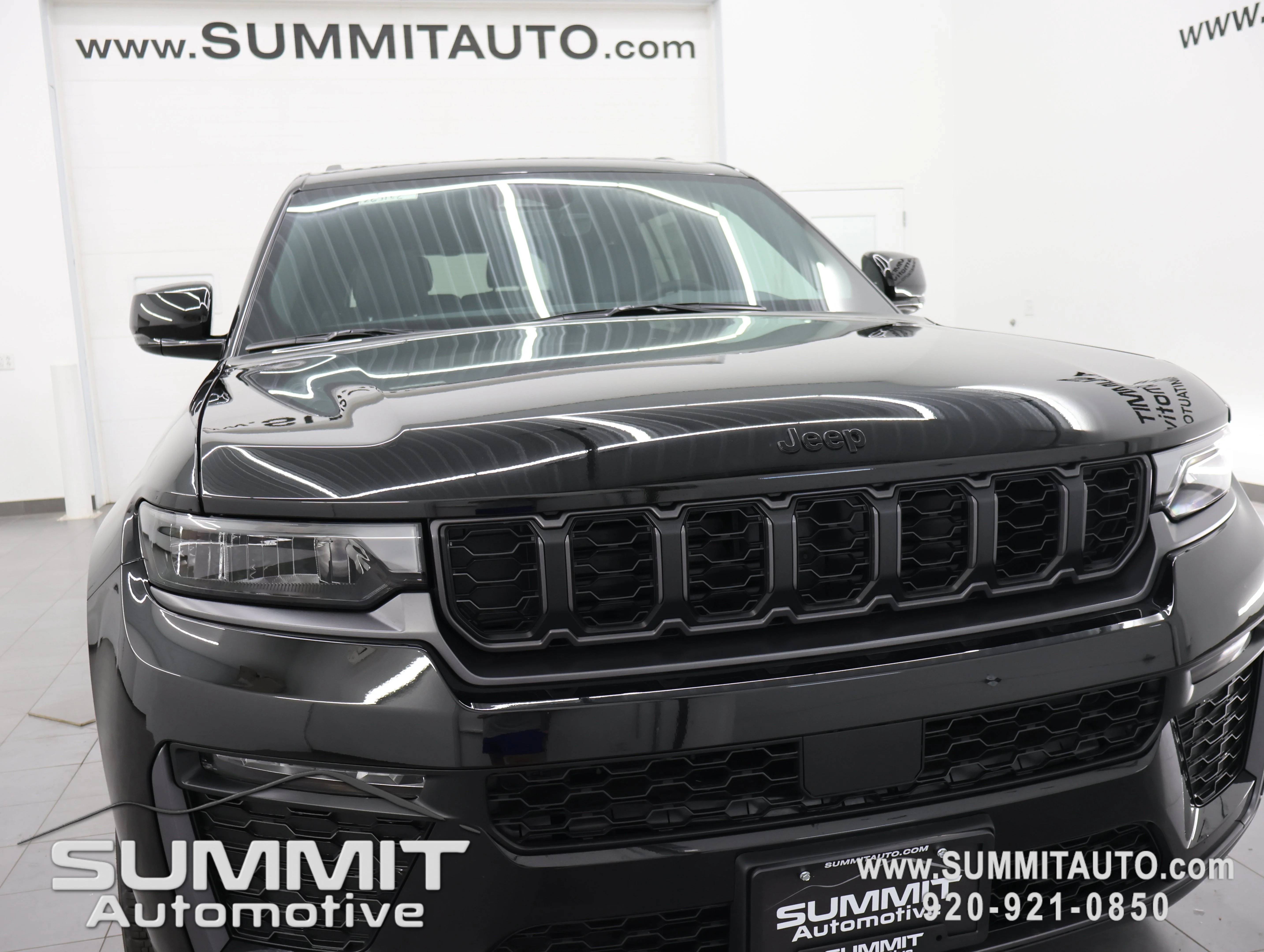 New 2026 Diamond Black Crystal Pearl-Coat Exterior Paint Jeep Limited image 22