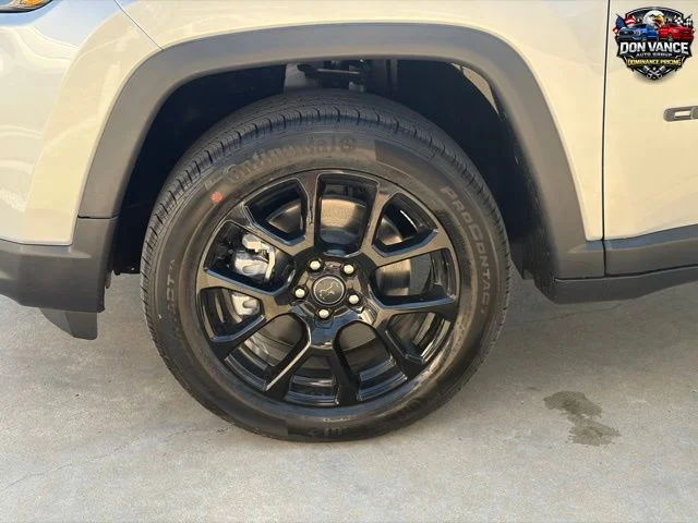 New 2026 Silver Zynith Metallic Clearcoat Jeep Latitude image 23