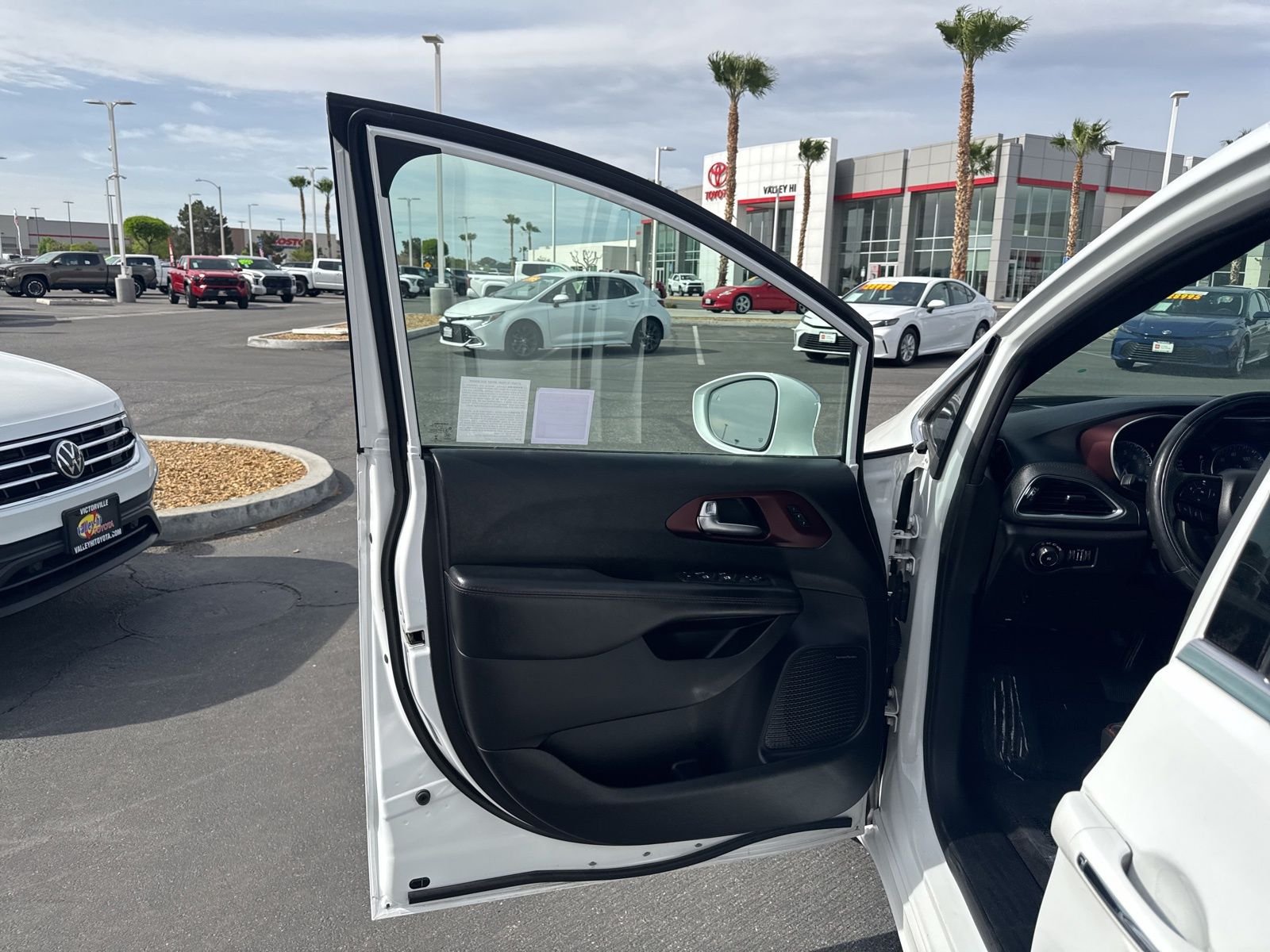 Used 2020 Bright White Clearcoat Chrysler Limited image 15