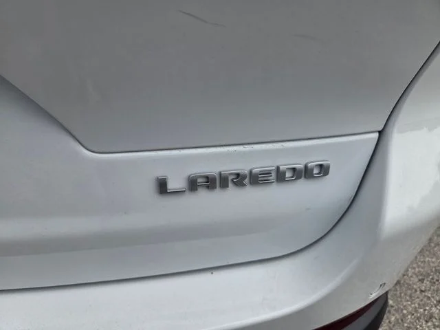 New 2026 Bright White Clear-Coat Exterior Paint Jeep Laredo image 11
