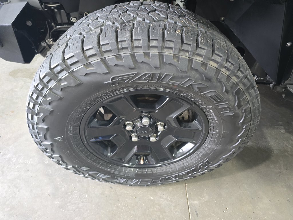 Used 2021 Gray Jeep Mojave image 10