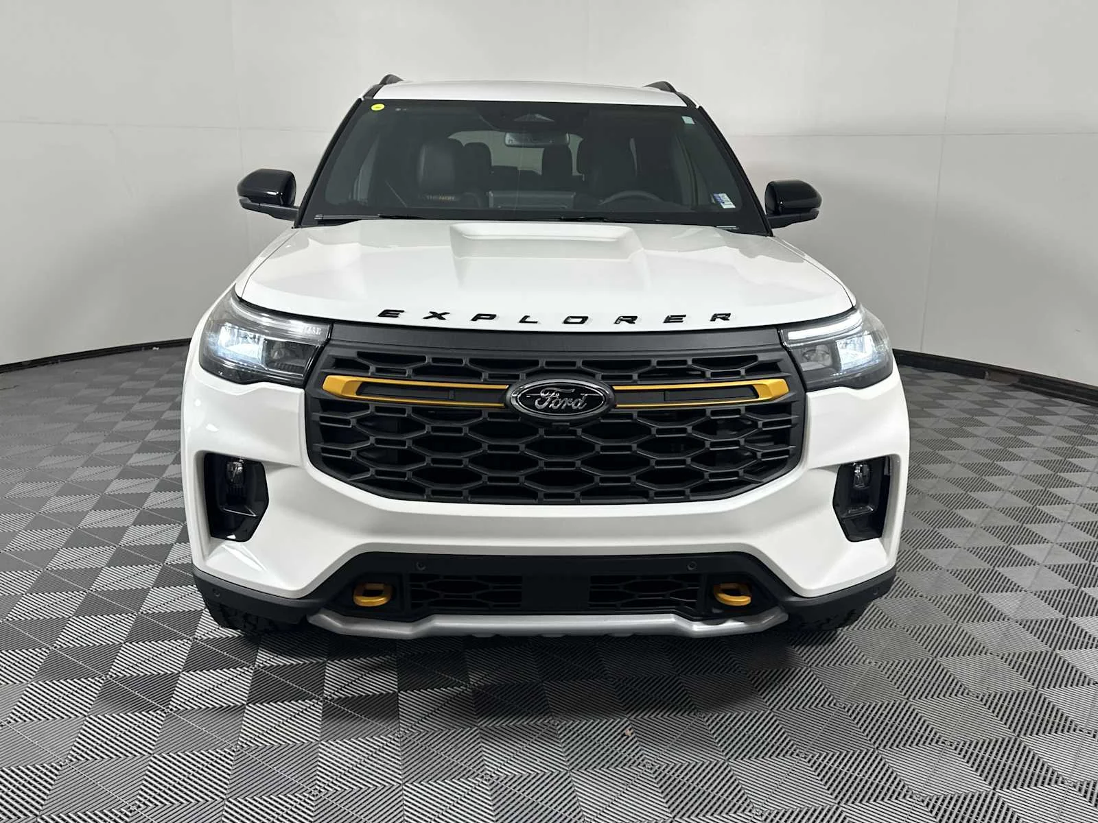 New 2026 Star White Metallic Tri-Coat Ford Tremor image 2