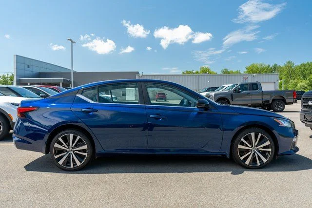 Used 2021 Blue Nissan 2.5 SR AWD image 5