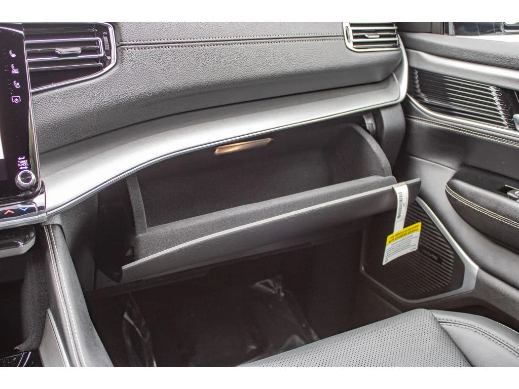 New 2026 Bright White Clear-Coat Exterior Paint Jeep Limited Altitude image 54