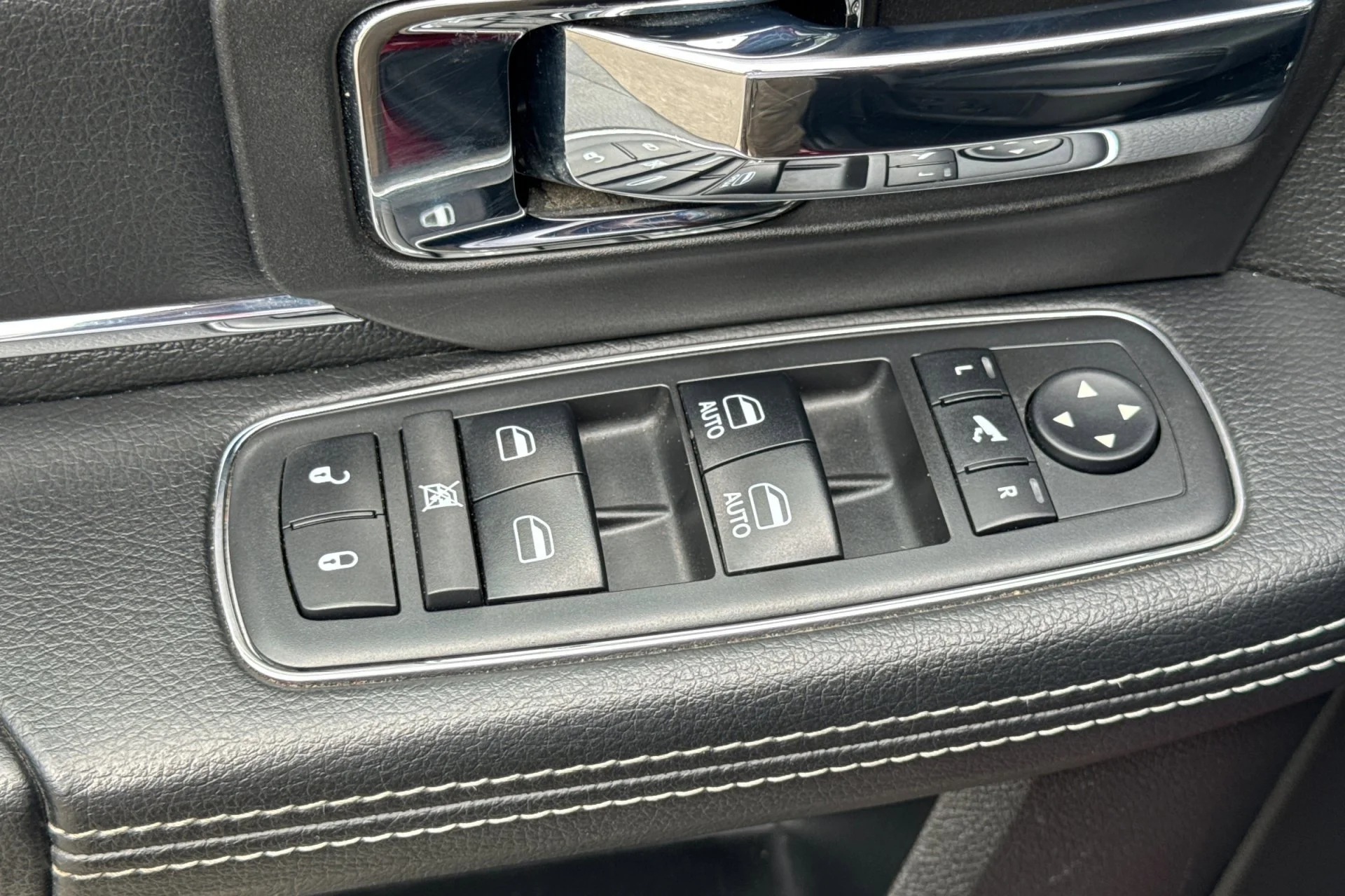 Used 2018 Delmonico Red Pearlcoat Ram Laramie image 15