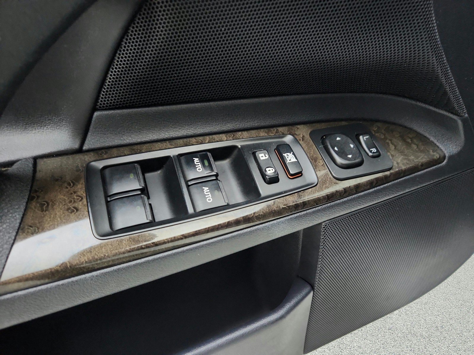 Used 2013 Starfire Pearl Lexus 2-DR. HARDTOP CONV image 22