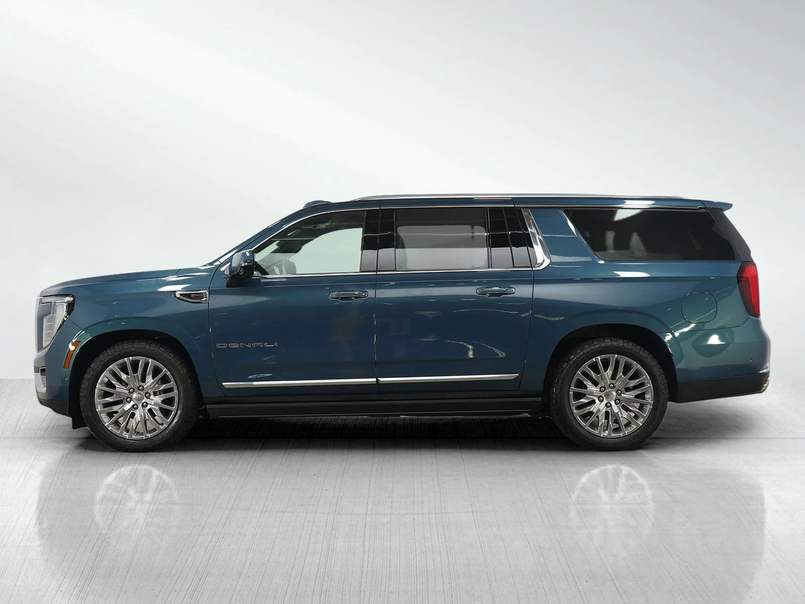 Used 2025 GMC Yukon XL Denali with VIN 1GKS2JRL8SR249476 for sale in Roseville, Minnesota
