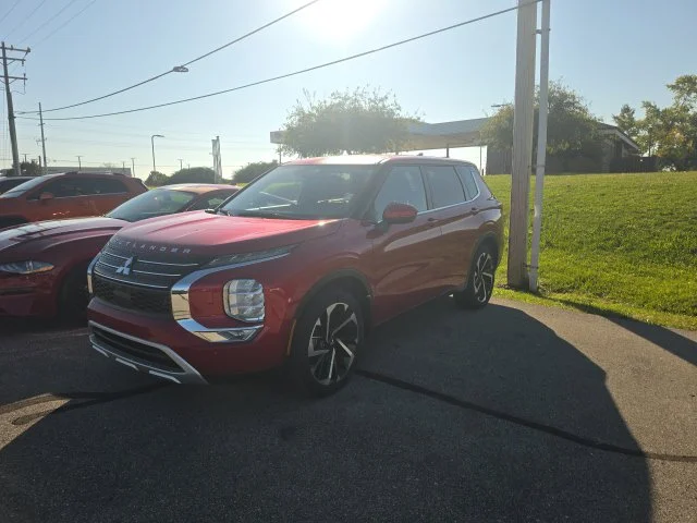 Used 2024 Red Mitsubishi SE image 2