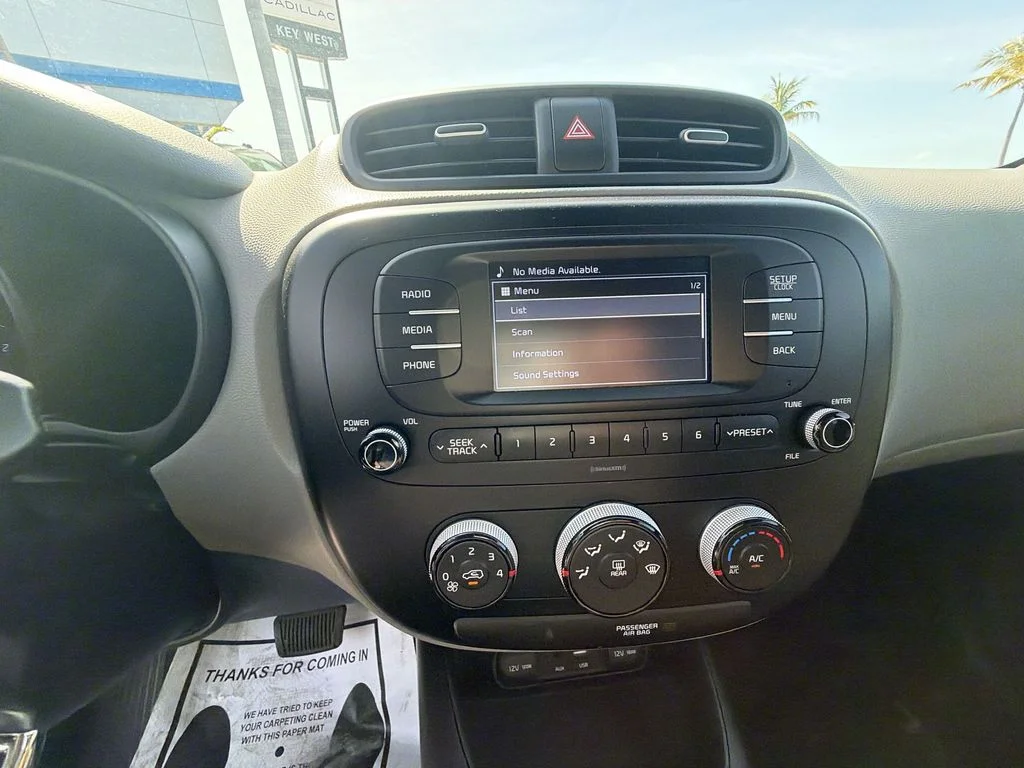 Used 2018 White Kia Base image 20