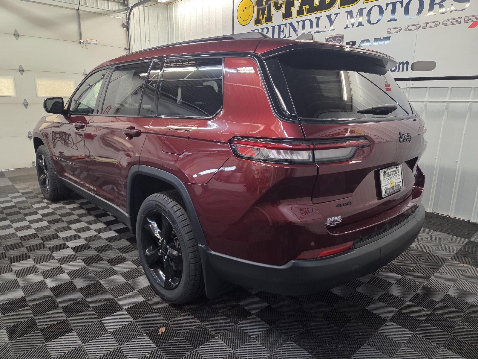Used 2023 Velvet Red Pearlcoat Jeep Limited image 7