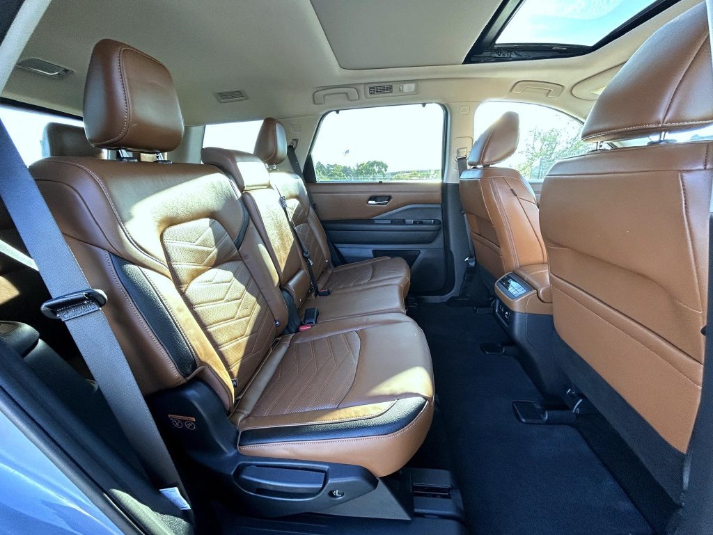 Used 2024 Gray Nissan Platinum image 20