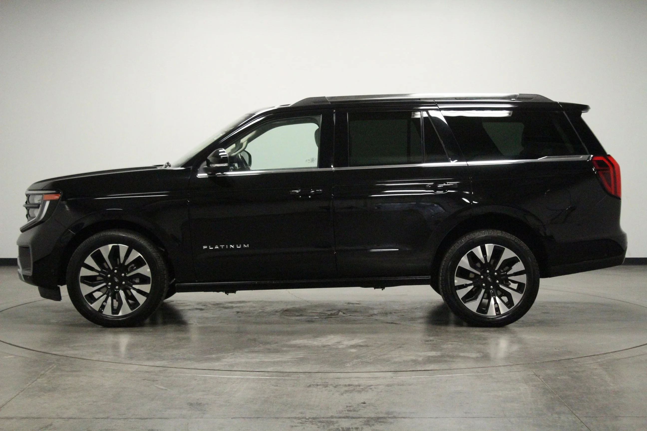 Used 2025 Black Metallic Ford Platinum image 5