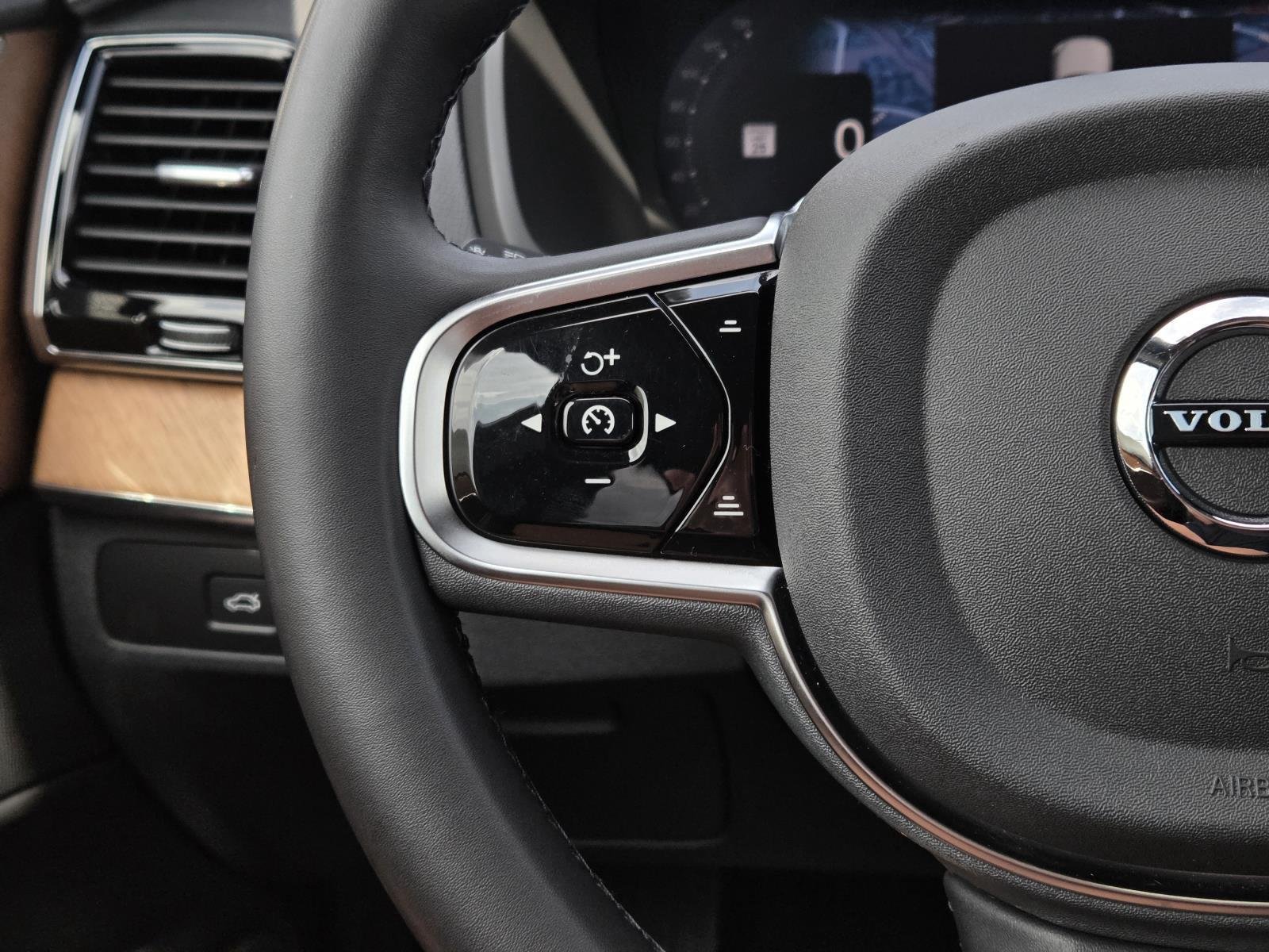 Used 2024 Onyx Black Metallic Volvo Plus Bright Theme image 20
