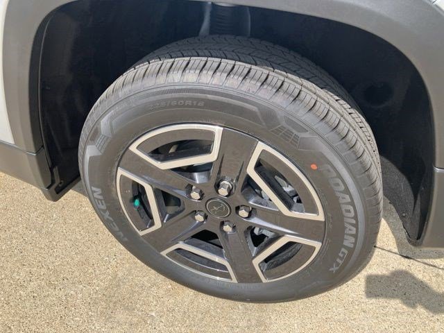 New 2026 Silver Zynith Clearcoat Jeep Laredo image 24