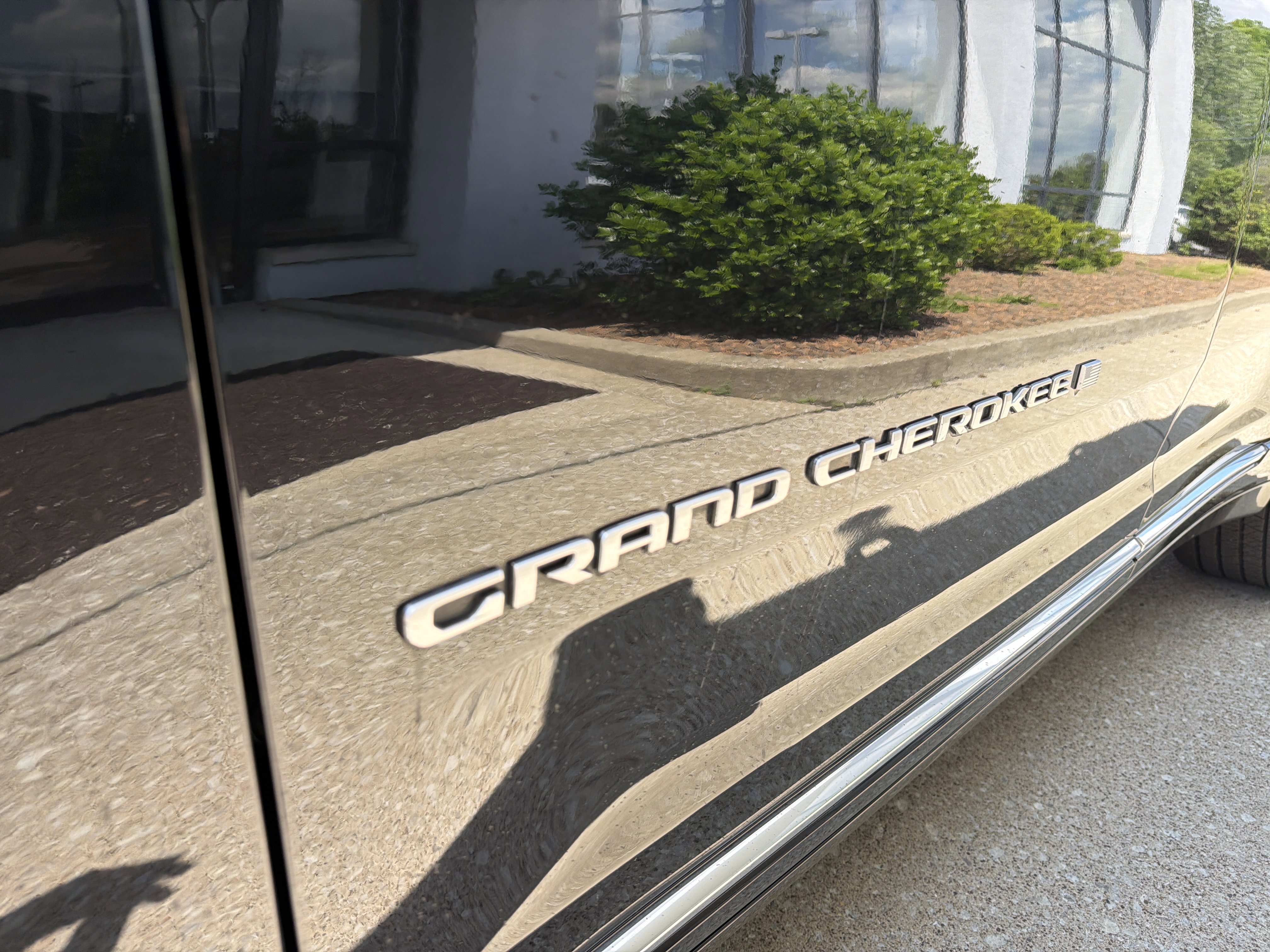 Used 2024 Diamond Black Crystal Pearlcoat Jeep Summit Reserve image 8