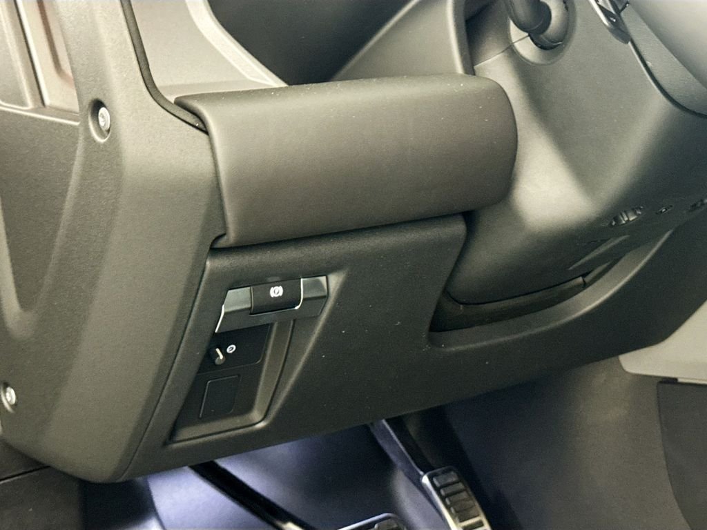 2026 Land Rover Defender V8 - Photo 10