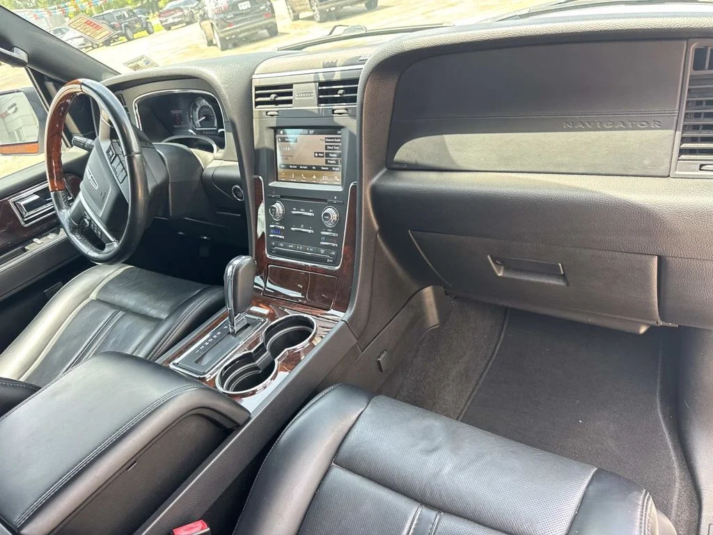 Used 2017 White Lincoln Select image 33