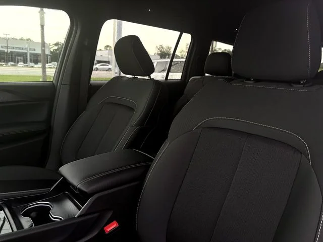 New 2026 Bright White Clear-Coat Exterior Paint Jeep Laredo image 12