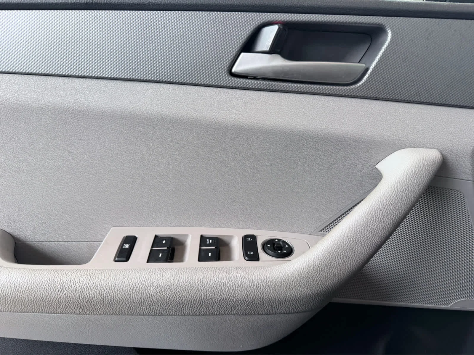 Used 2019  Hyundai SE image 15
