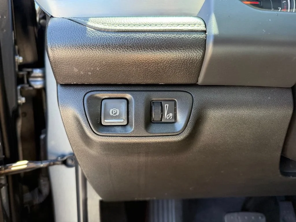 Used 2021 SATIN STEEL METALLIC GMC SLE image 25