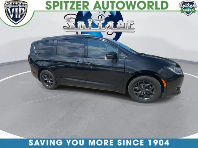 Used 2018 Black Chrysler Limited image 2