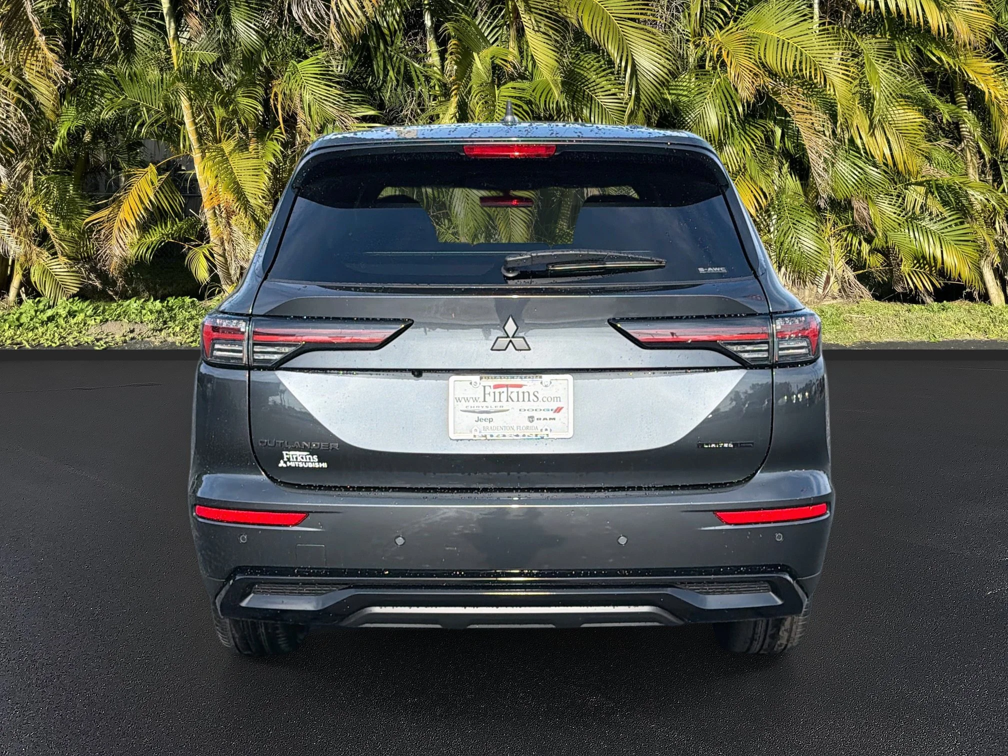 New 2026 Graphite Gray Mitsubishi LE image 5
