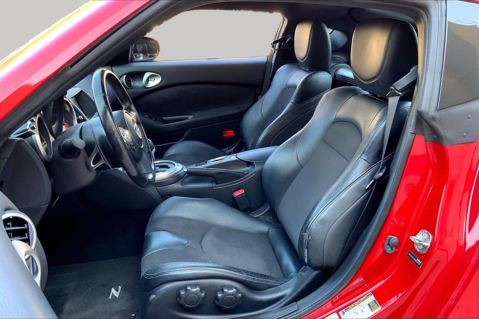 Used 2016 Solid Red Nissan Touring image 8